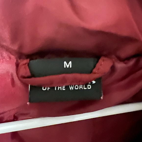 Zip up sleeveless jacket with pockets and hood. - Picture 3 of 3